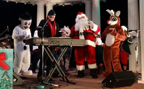 120714-rumson-xmas4-500x311-7131424