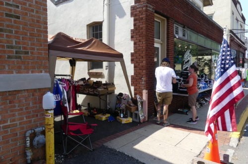 red-bank-sidewalk-sale-082721-6-500x332-6403650