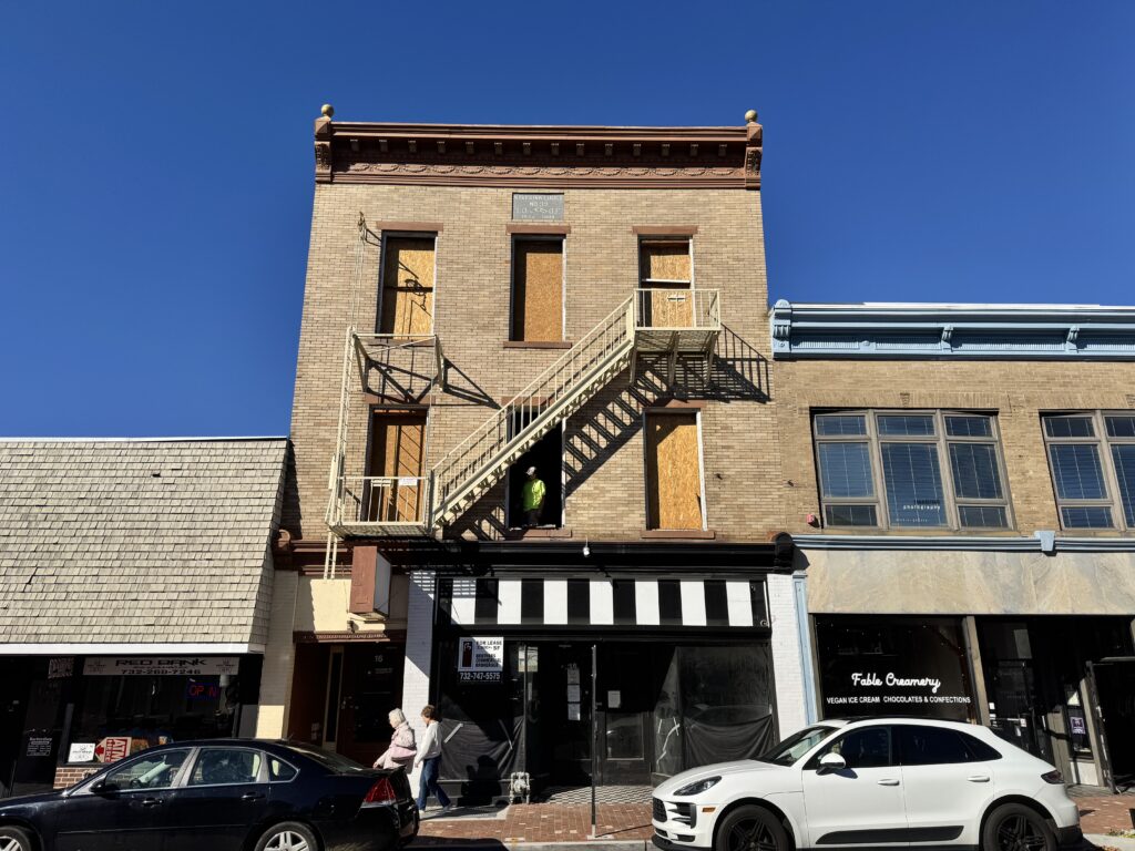 16 Monmouth Street