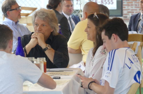 jon-bon-jovi-dorothea-b2-red-bank-070120-2-500x332-6949338