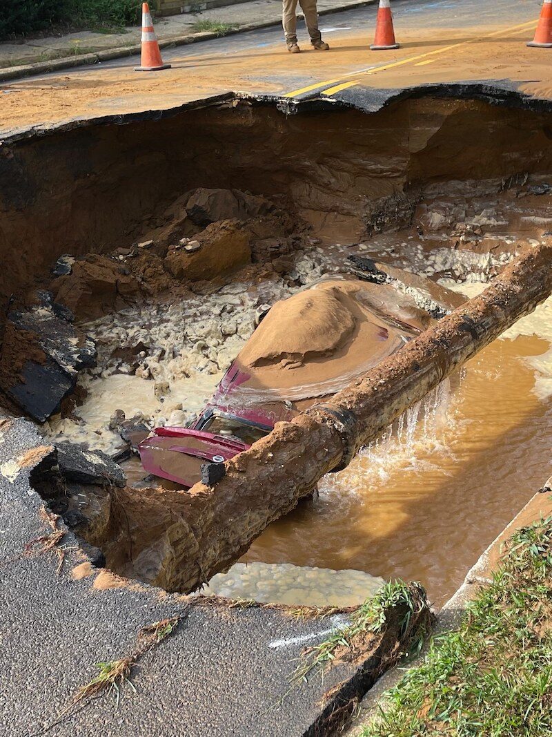 sinkhole-081921-9442314